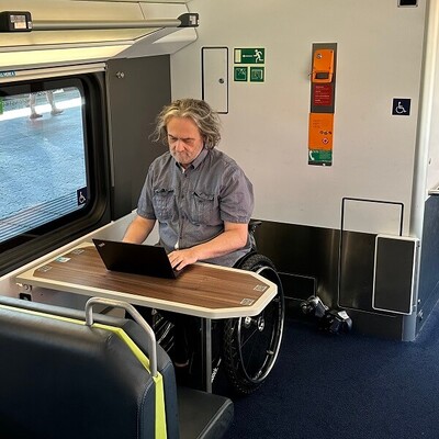 Mobiles Arbeiten in der WESTbahn am Rollstuhlstellplatz