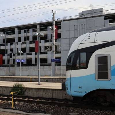 Mit der WESTbahn gratis parken